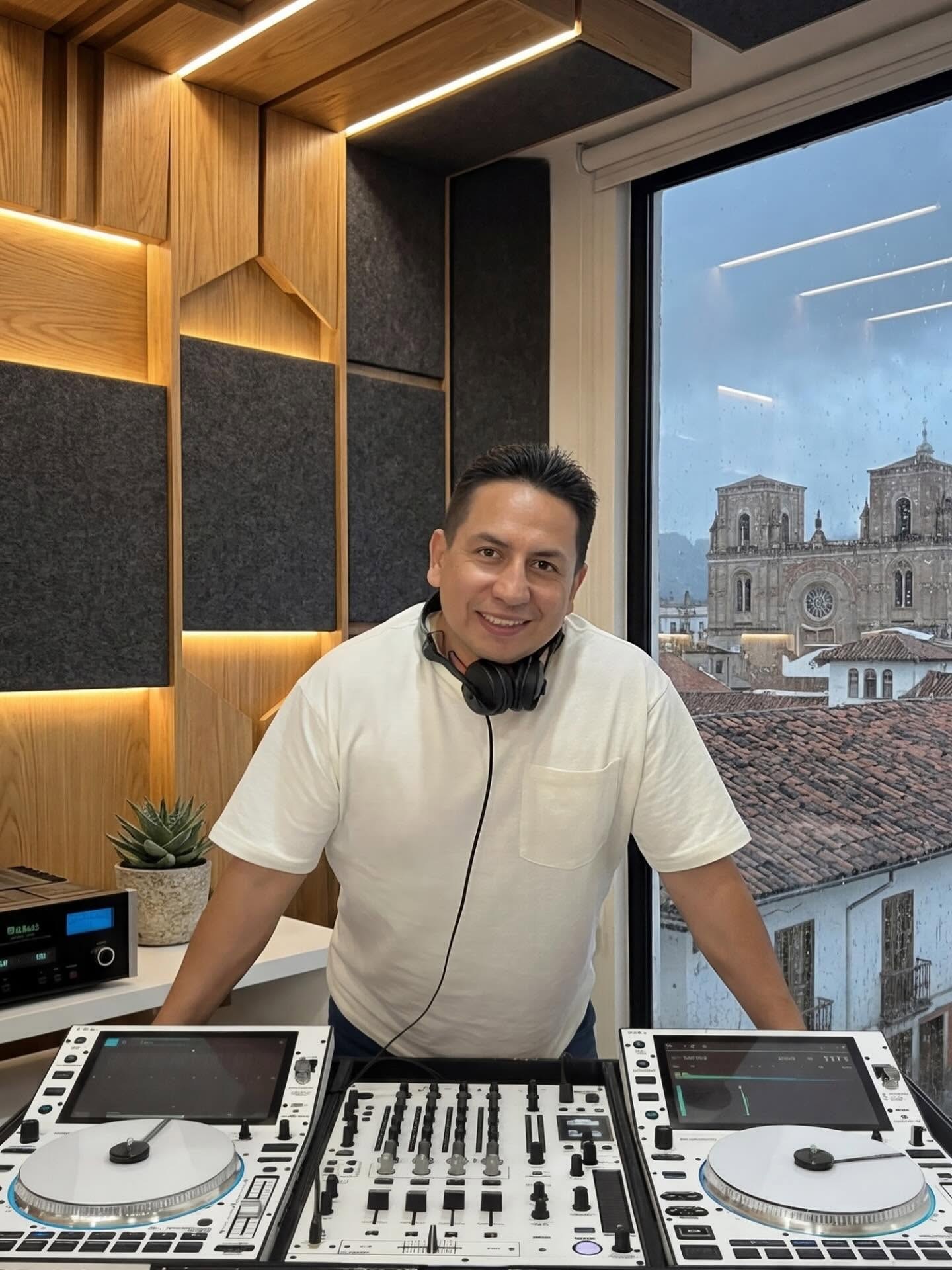 Christian Fernando Villa en estudio